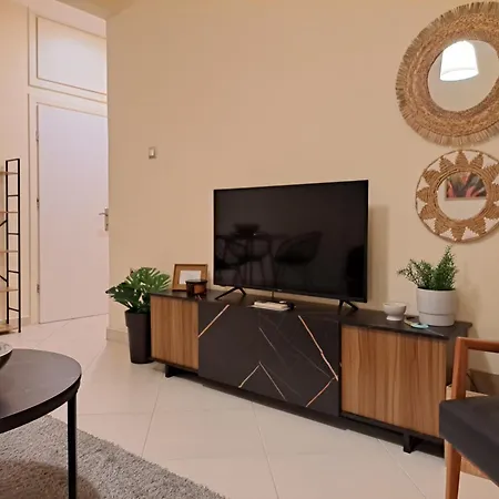 Cozy Center - With Free Parking Space, 350m Away 公寓 *