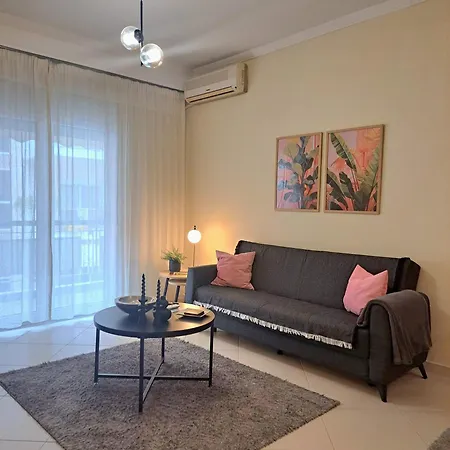 Cozy Center - With Free Parking Space, 350m Away 公寓 塞雷